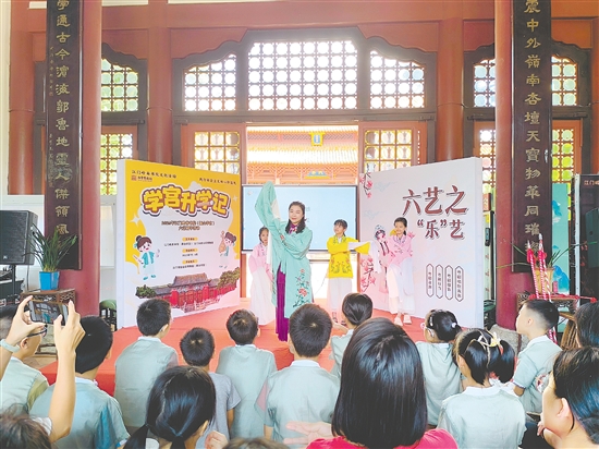 專業(yè)老師現(xiàn)場演示粵劇的水袖輕揚、花槍翻飛。