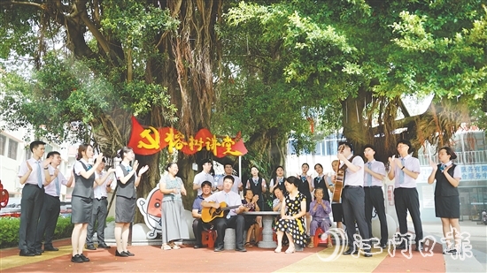 農(nóng)行員工與當(dāng)?shù)鼐用裥倪B心、手牽手。