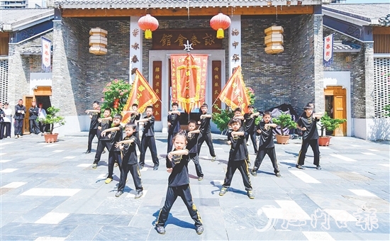 參演者一招一式如行云流水，生動展現(xiàn)詠春拳的剛柔并濟與靈活多變。