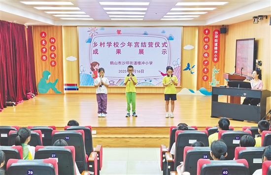 沙坪街道樓沖小學在“鄉(xiāng)村學校少年宮”活動中開設傳統(tǒng)文化類課程，悠揚笛聲浸潤學生心靈。