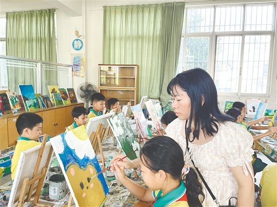 雅瑤鎮(zhèn)寶瑤小學結合本地“鐵夫文化”開設的油畫課程備受學生喜愛。