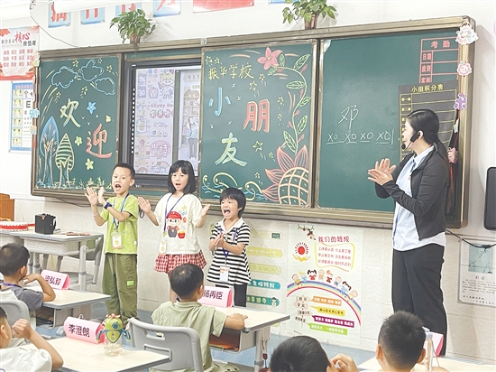 課堂上，教師通過簡(jiǎn)單易懂的講解和互動(dòng)環(huán)節(jié)，幫助小朋友們快速融入小學(xué)校園生活。