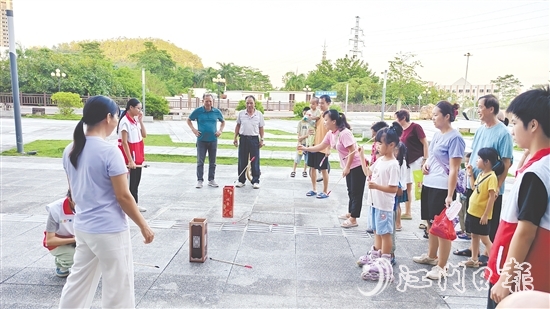 投壺區(qū)前人頭攢動(dòng)，市民紛紛體驗(yàn)這一傳統(tǒng)體育活動(dòng)項(xiàng)目。