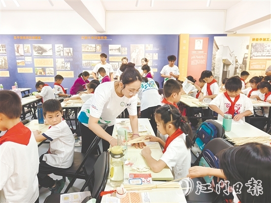 團(tuán)恩平市委攜手“青年大學(xué)生突擊隊(duì)”下鄉(xiāng)服務(wù)，組建充滿活力的“官方帶娃團(tuán)”，把“夏日課堂”開(kāi)設(shè)到群眾最需要的地方。