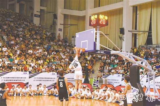 籃球明星與青少年球員上演精彩對(duì)決，贏得全場(chǎng)觀眾的陣陣喝彩。