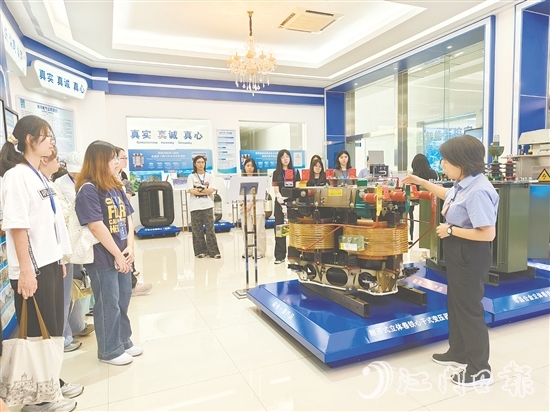 在海鴻電氣有限公司負責人的講解下，大學生對企業(yè)運營和管理有了更清晰的認識。