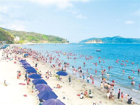 夏日炎炎，不少游客來(lái)到臺(tái)山市川島鎮(zhèn)川山群島沖浪消暑。川島鎮(zhèn)供圖