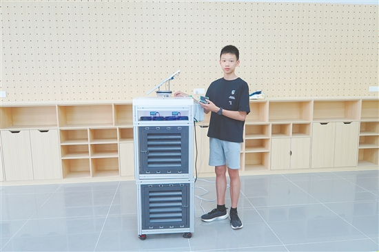 張馭和“苔蘚空氣質(zhì)量清潔器”合影。