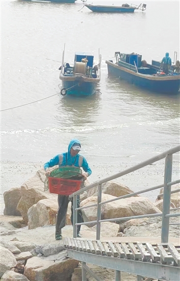 等到漁船靠岸，你可以在漁民處買(mǎi)到各種新鮮海鮮。