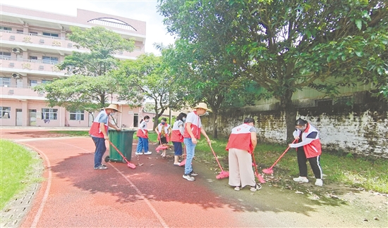 黨員教師清理垃圾。