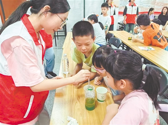 孩子們觀摩“密度的秘密”科學(xué)實(shí)驗(yàn)。