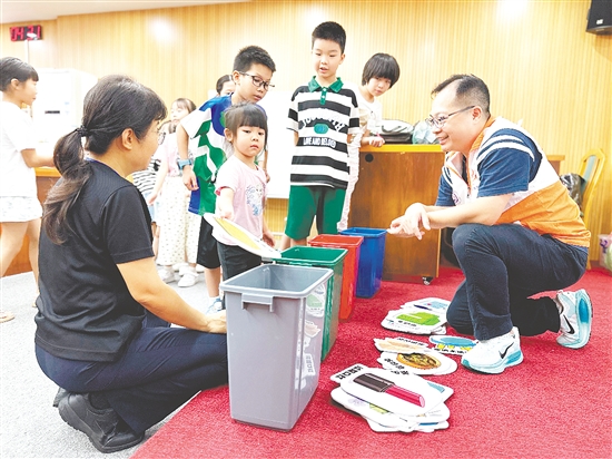 孩子讓電池、果皮等常見垃圾找到正確的“歸宿”。