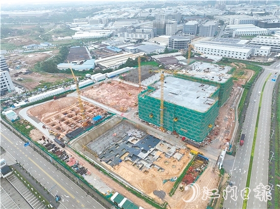 新能源動力電池智造園項目首批廠房封頂。