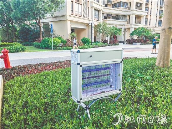 在保利西海岸云海軒，滅蚊燈成為守護(hù)小區(qū)的“衛(wèi)士”。