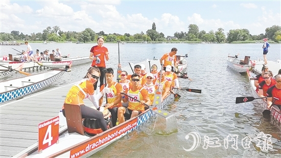 泓達堂帶著“陳皮+龍舟”這一獨特的文化IP，在多個國際賽場劈波斬浪。