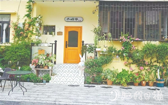 平湖路小區(qū)改造后，陸續(xù)引入咖啡店、烘焙店等新興業(yè)態(tài)。