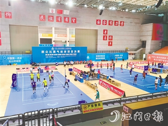 參加十五運(yùn)會(huì)群眾比賽氣排球項(xiàng)目的各支代表隊(duì)分批次熟悉賽場。