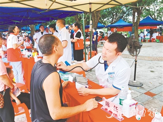 專家為市民提供專業(yè)暖心的健康服務(wù)，全天共惠及群眾800余人次。