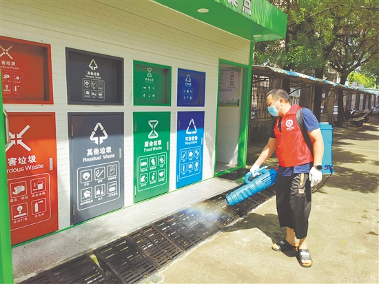 工作人員對(duì)校園及周邊蚊蟲(chóng)易孳生場(chǎng)所進(jìn)行全面消殺。