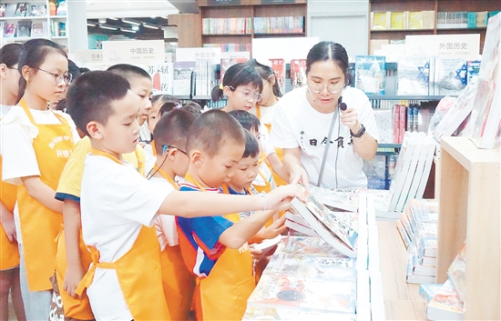 孩子們沉浸式體驗圖書管理員的日常工作。