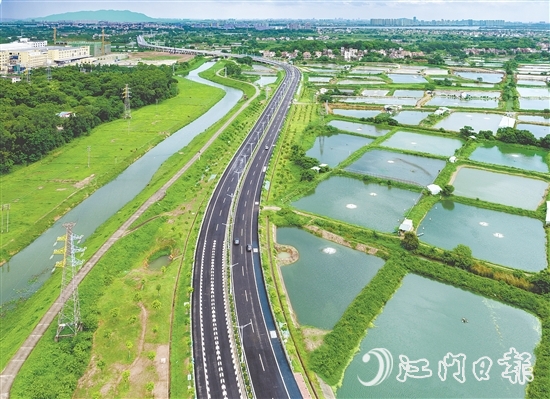 鶴山不斷完善交通路網(wǎng)布局，連接城鄉(xiāng)，推動(dòng)區(qū)域協(xié)調(diào)發(fā)展。