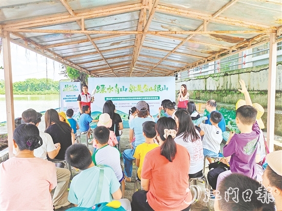 志愿者向親子家庭講解鳥(niǎo)類相關(guān)知識(shí)。