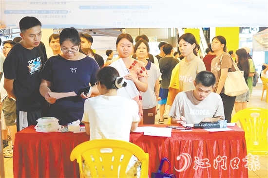 活動(dòng)現(xiàn)場(chǎng)，求職者手持簡(jiǎn)歷與企業(yè)招聘人員進(jìn)行交流。