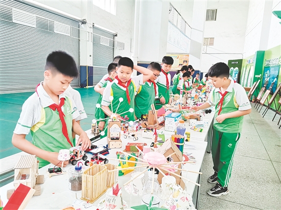 沙坪街道第三小學(xué)打造科創(chuàng)社團(tuán)，開展豐富多彩的科創(chuàng)類活動(dòng)，并在日常課堂中融入科創(chuàng)元素。
