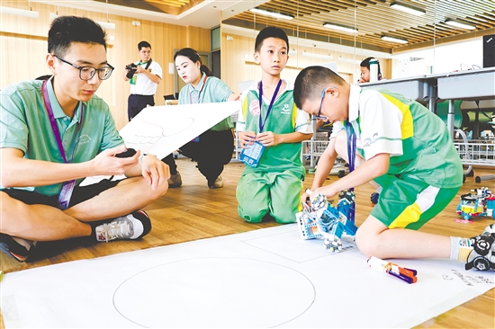 沙坪街道第三小學(xué)組織學(xué)生參加校內(nèi)外各類科創(chuàng)活動(dòng)。