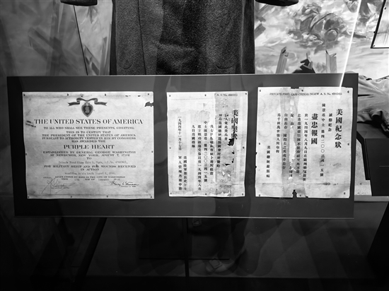 圖為美國政府為在歐洲戰(zhàn)場犧牲的臺山籍美軍士兵陳景瑤頒發(fā)的榮譽和紀念狀。