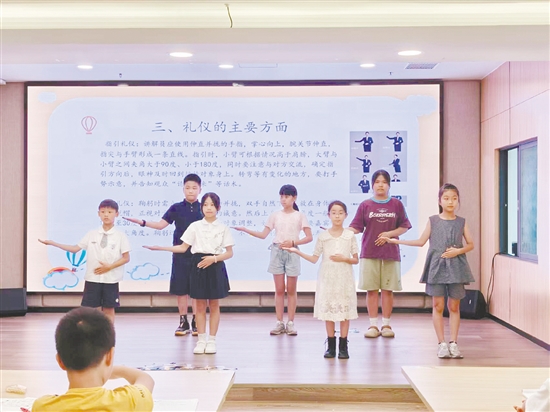 少年文物講解員接受禮儀培訓(xùn)。