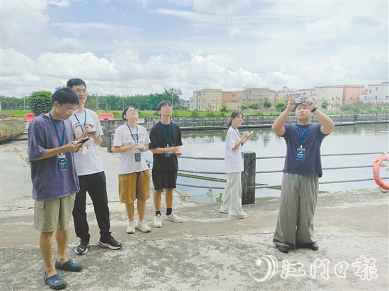 參賽團(tuán)隊(duì)深入田間地頭、古村老巷，與當(dāng)?shù)鼐用窠涣?，進(jìn)一步優(yōu)化和完善各自的規(guī)劃方案。