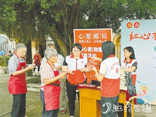 群眾到“心愿郵局”投遞“心愿卡”。