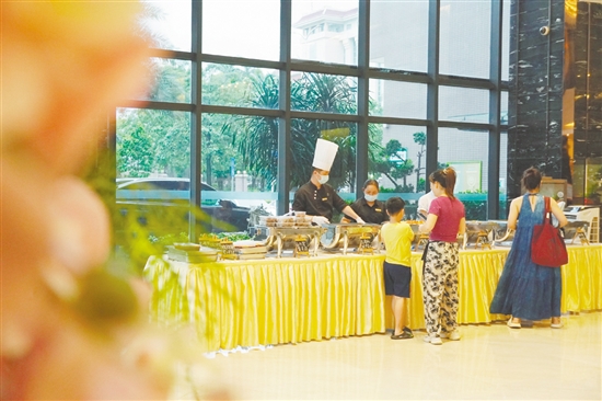 江海碧桂園鳳凰酒店在大堂擺起熟食攤。