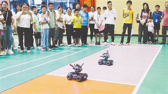 師生們近距離感受科技魅力。