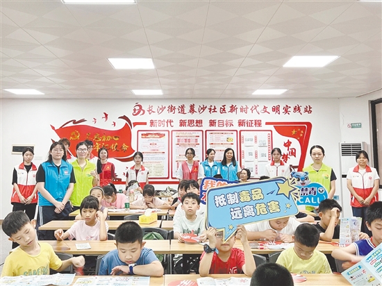 禁毒社工走進(jìn)社區(qū)開展禁毒宣傳活動。