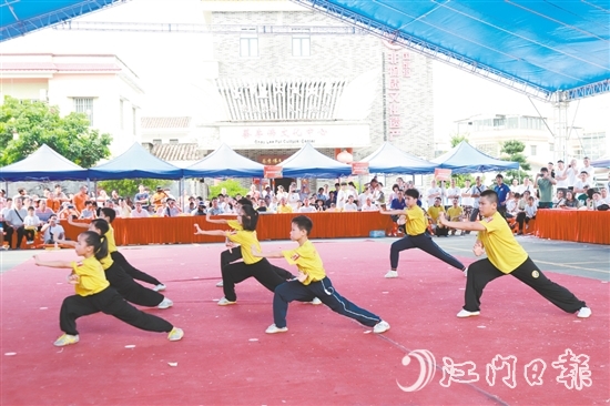 各地武術(shù)會館蔡李佛弟子上臺展示武藝，一招一式行云流水。