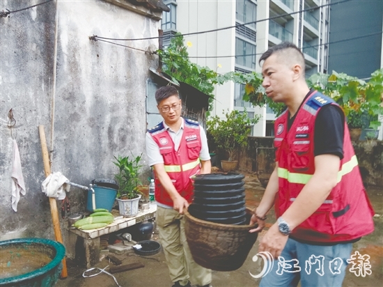 社區(qū)網(wǎng)格員幫忙搬走雜物。