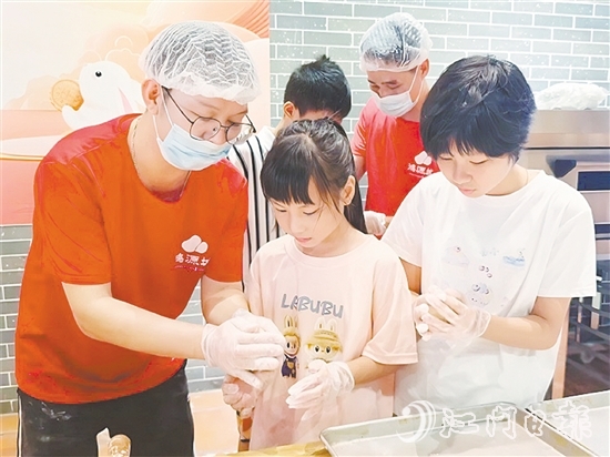 小學(xué)員們在師傅手把手的指導(dǎo)下認(rèn)真學(xué)習(xí)制作冬蓉月餅。