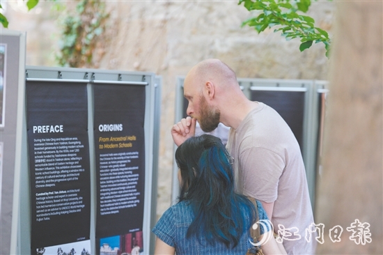 臺(tái)山僑捐學(xué)校展覽吸引外國觀眾參觀。