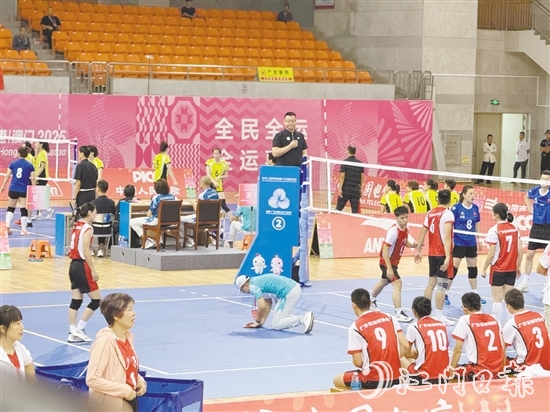 賽場上，來自江門職業(yè)技術(shù)學(xué)院的“小海豚”志愿者為比賽護(hù)航。