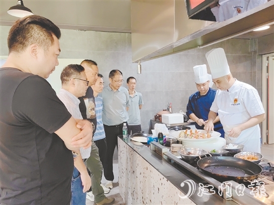 名廚云集，研發(fā)“臺山鮸”創(chuàng)新菜品，引來食客關(guān)注。