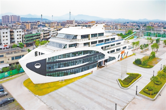 崖門壹號客廳由青少年活動中心升級改造而成，因外形酷似揚帆出海的游艇而成為崖門鎮(zhèn)新的地標建筑。