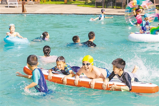 夏令營中，孩子們玩水嬉戲。