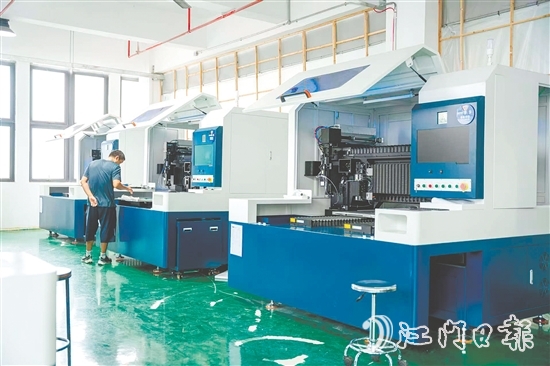 海高激光近日推出系列新產(chǎn)品，吸引客戶前來(lái)了解。