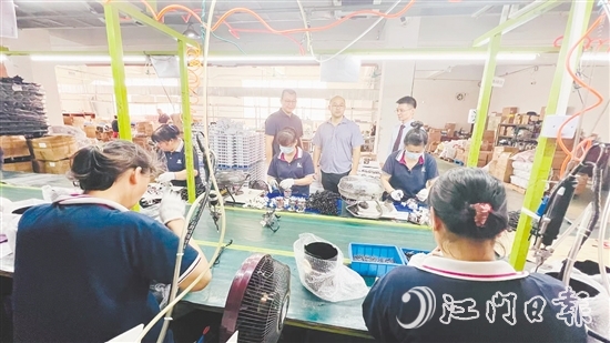 粵財(cái)普惠江門擔(dān)保公司工作人員上門了解企業(yè)需求。