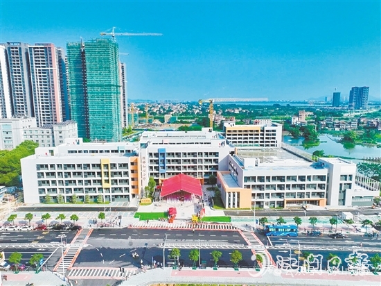 鶴山把教育作為重要民生工程來抓，大力推進(jìn)中小學(xué)校新（改、擴(kuò)）建工程。圖為鶴山市源林初心小學(xué)。