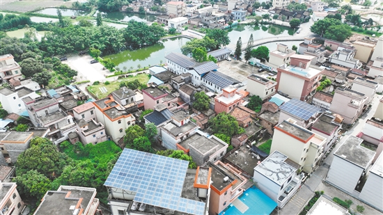 龍溪村是桃源鎮(zhèn)屋頂分布式光伏開發(fā)試點(diǎn)村，龍溪村已有12戶村民參與“光伏+建筑”項目。