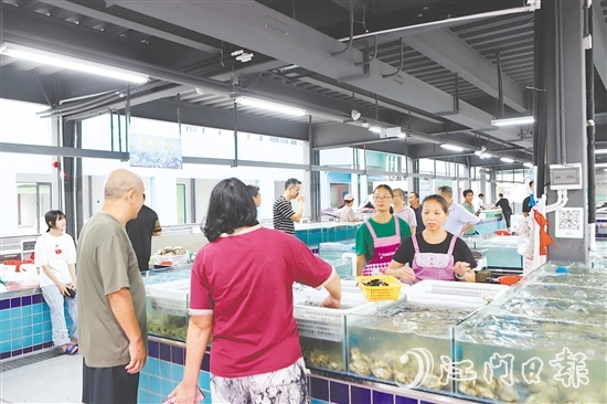 海鮮碼頭攤位的新鮮漁獲吸引眾多市民游客前來選購。