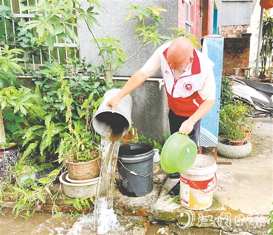 黨員志愿者逐戶(hù)排查積水容器等蚊蟲(chóng)孳生地。